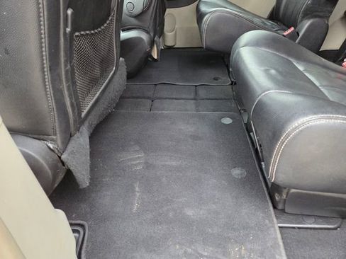 Used 2014 Chrysler Town & Country Touring w/ Driver Convenience Group image 37