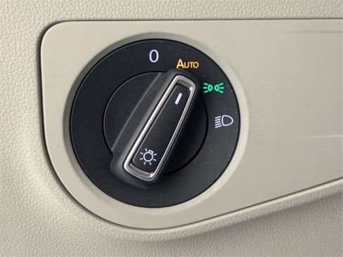 Used 2024 Volkswagen Tiguan SE image 16