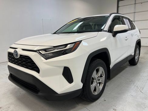 Used 2022 Toyota RAV4 XLE AWD/4WD image 12