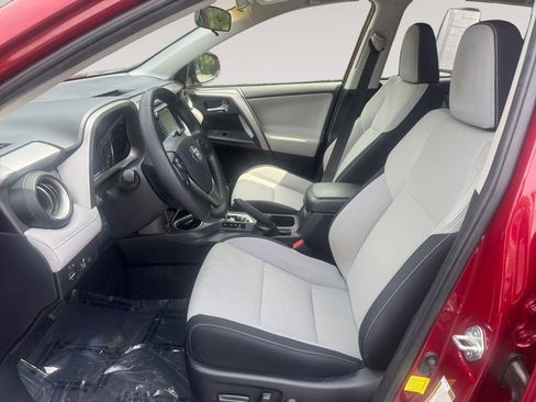 Used 2018 Toyota RAV4 XLE AWD/4WD image 9