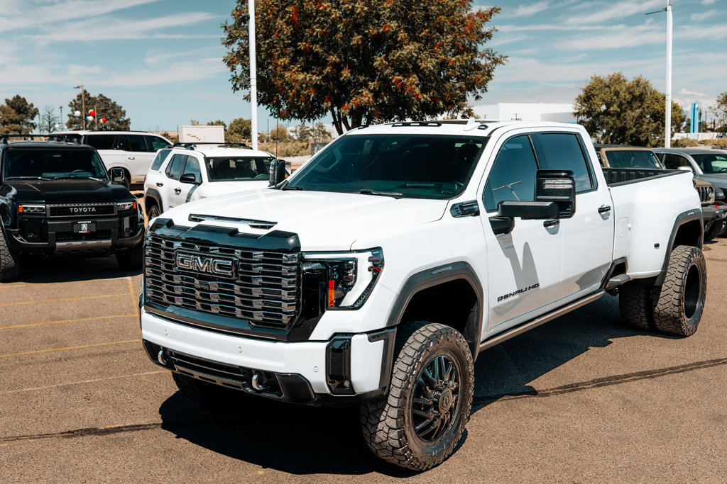 Used 2026 GMC Sierra 3500 Denali Ultimate w/ LPO, Black Badging Package AWD/4WD image 14