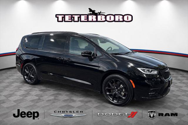 Certified 2025 Chrysler Pacifica Limited FWD image 1