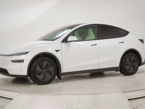Used 2026 Tesla Model Y AWD image 4