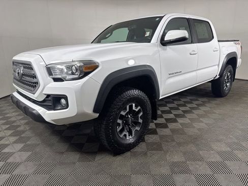 Used 2016 Toyota Tacoma TRD Off-Road w/ Premium & Technology Package image 8