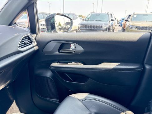 Used 2025 Chrysler Pacifica Select FWD image 26