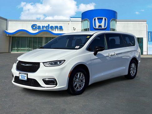 Used 2024 Chrysler Pacifica Touring FWD image 3