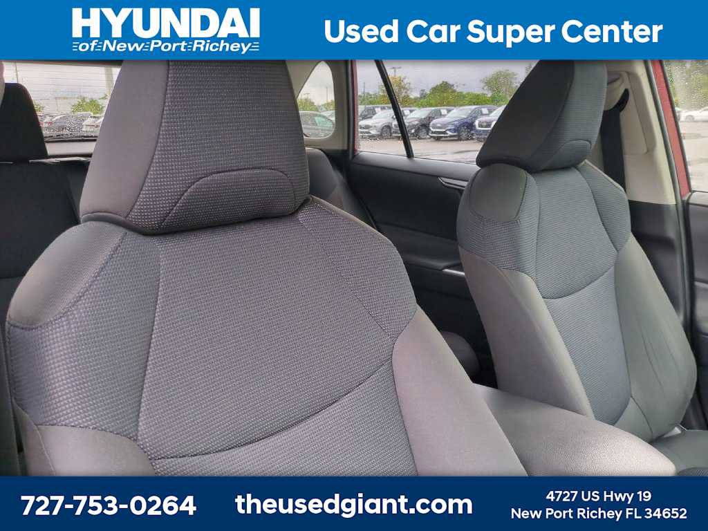 Used 2022 Toyota RAV4 LE AWD/4WD image 6