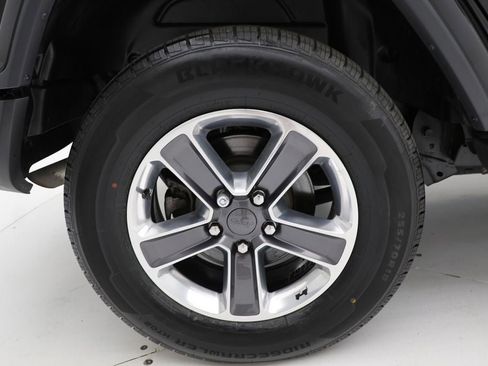 Used 2022 Jeep Wrangler Unlimited Sahara AWD/4WD image 9