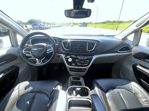 Used 2017 Chrysler Pacifica Touring-L FWD image 13