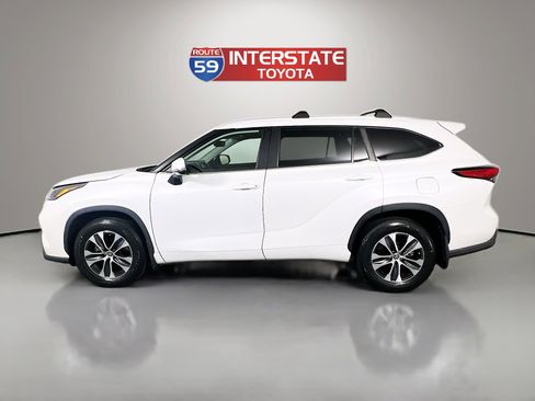 Used 2023 Toyota Highlander XLE image 4