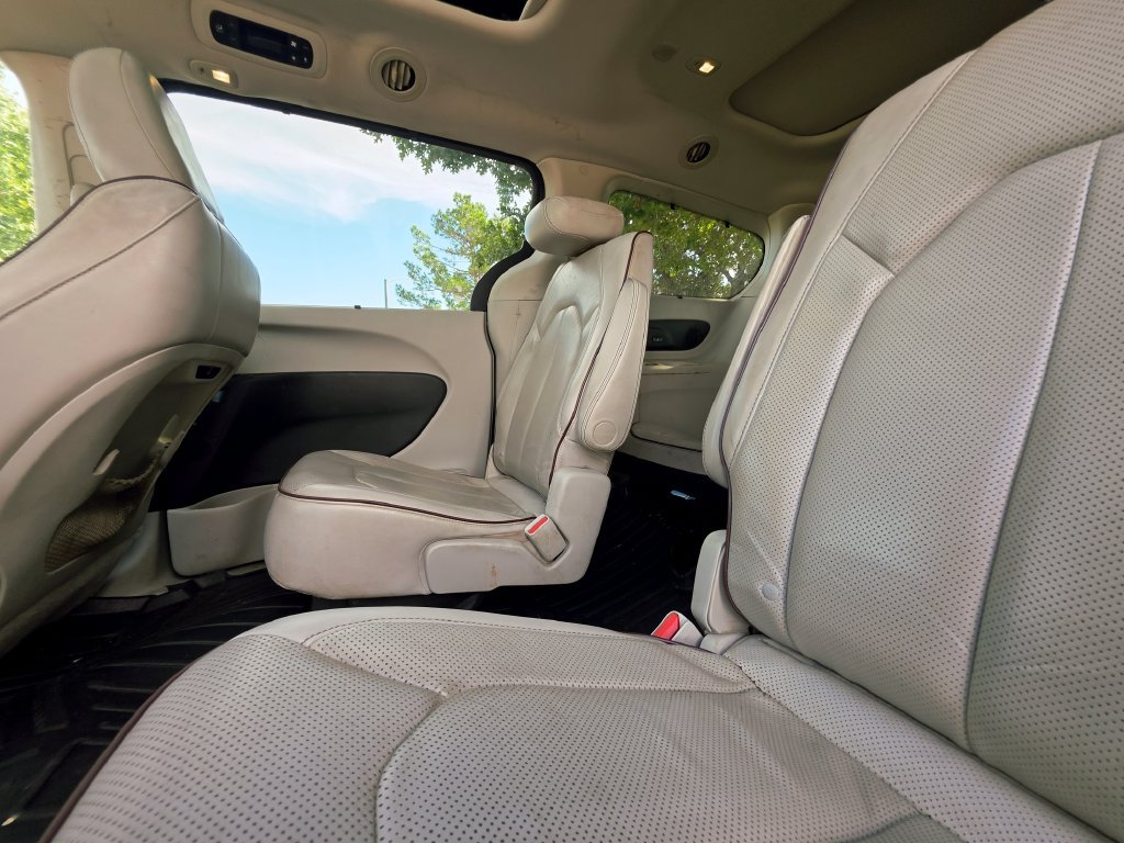 Used 2020 Chrysler Pacifica Limited FWD image 30