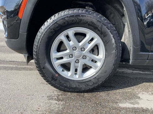 Used 2023 Jeep Grand Cherokee Laredo image 9