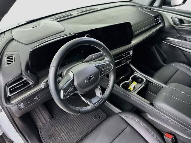 Used 2026 Chevrolet Traverse LT w/ Midnight/Sport Edition FWD image 2