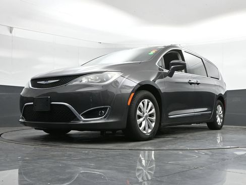 Used 2018 Chrysler Pacifica Touring-L FWD image 26