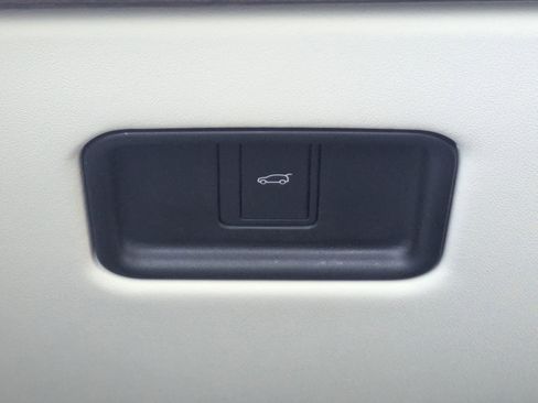 Certified 2025 Land Rover Range Rover SE image 18