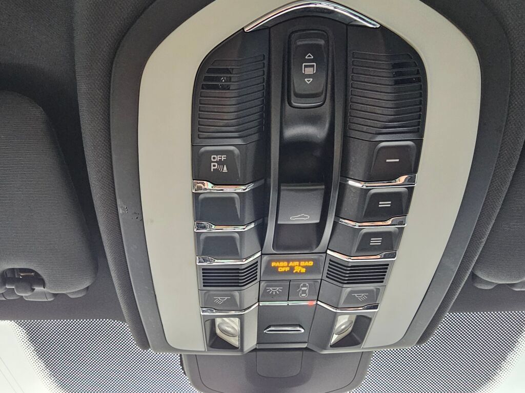 Used 2018 Porsche Cayenne Platinum Edition AWD/4WD image 32
