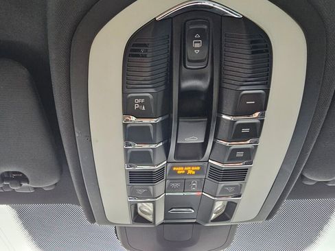 Used 2018 Porsche Cayenne Platinum Edition image 32