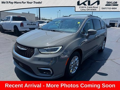 Used 2022 Chrysler Pacifica Touring-L FWD image 1