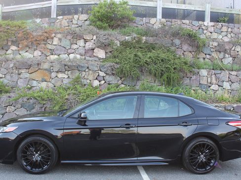 Used 2020 Toyota Camry SE FWD image 6