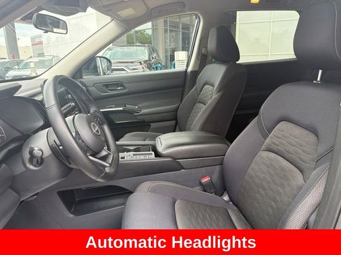 Used 2025 Nissan Pathfinder SV FWD image 11