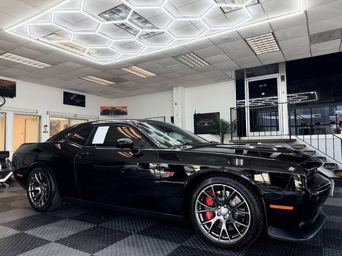 Used 2016 Dodge Challenger SRT RWD image 1