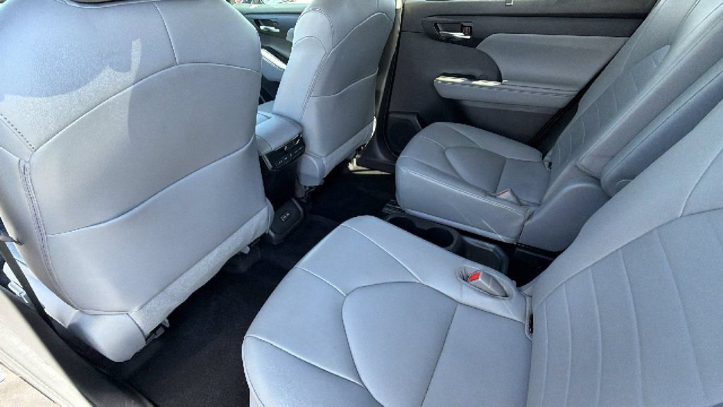 Used 2022 Toyota Highlander XLE AWD/4WD image 24
