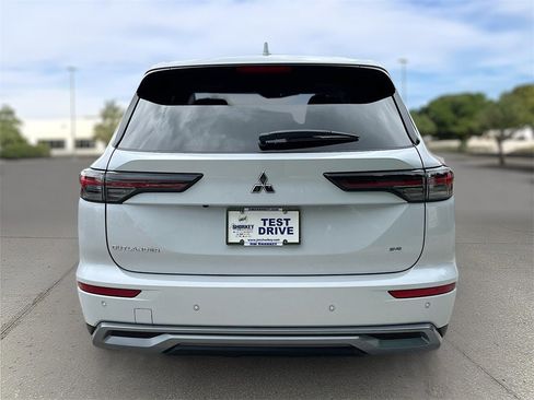 New 2025 Mitsubishi Outlander SE image 6