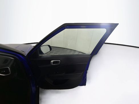 Used 2025 Hyundai Venue SEL FWD image 29