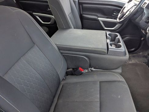 Used 2018 Nissan Titan SV image 11