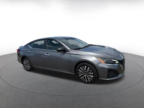 Used 2025 Nissan Altima 2.5 SV FWD image 2