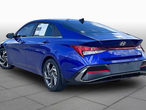 Certified 2025 Hyundai Elantra Limited FWD image 11
