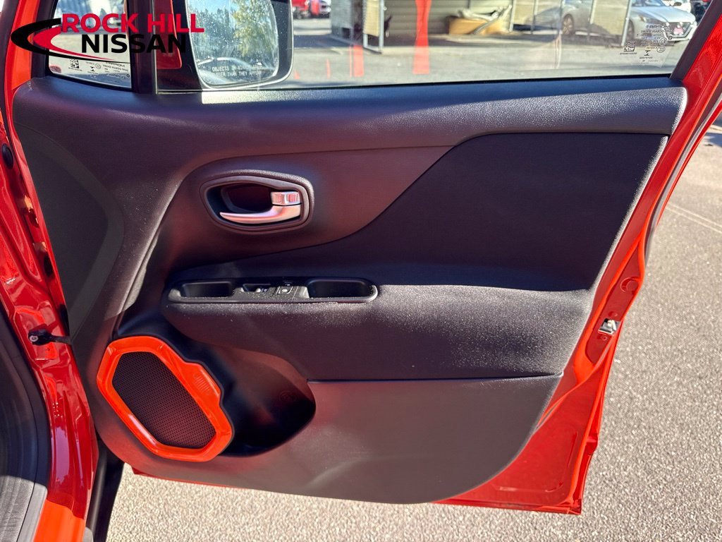 Used 2015 Jeep Renegade Latitude w/ Popular Equipment Group FWD image 25