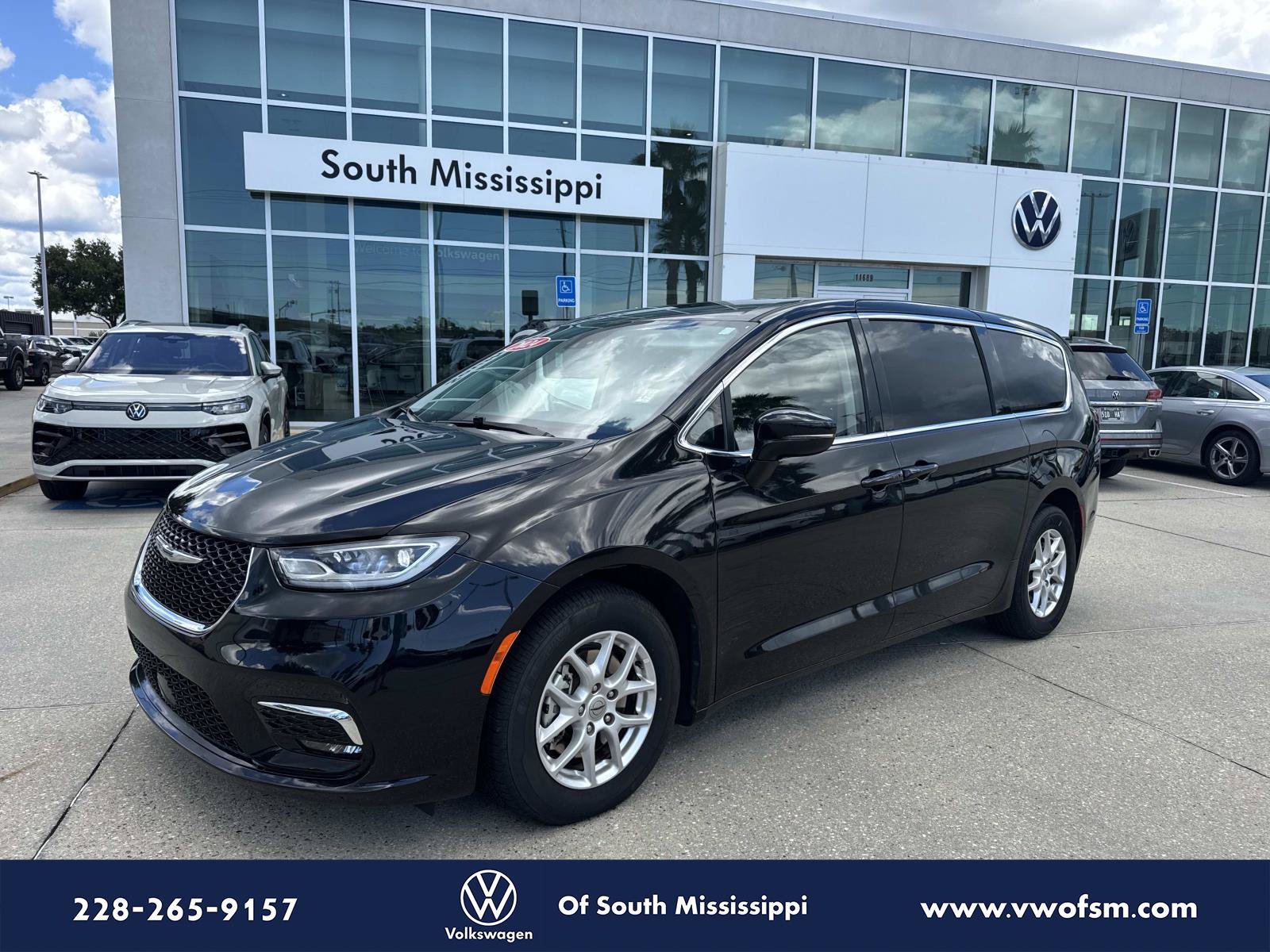 Used 2024 Chrysler Pacifica Touring-L FWD image 1