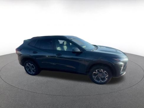 Used 2025 Chevrolet Trax LT image 2