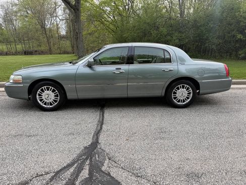 Used 2006 Lincoln Town Car Signature Limited RWD image 2