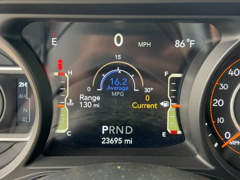 Used 2025 Jeep Wrangler Unlimited Rubicon w/ Convenience Group AWD/4WD image 2