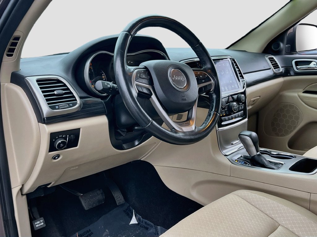 Used 2020 Jeep Grand Cherokee Laredo w/ 18" Wheel & 8.4" Radio Group RWD image 9
