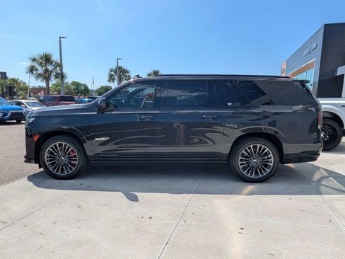 Used 2024 Cadillac Escalade ESV V image 3