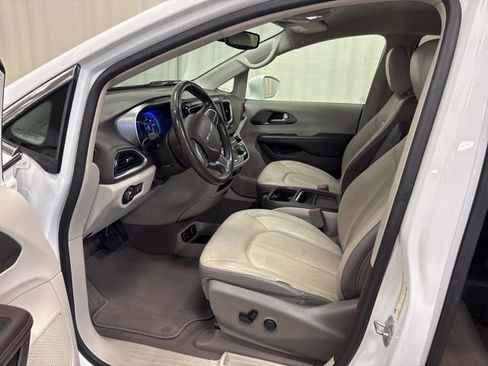 Used 2019 Chrysler Pacifica Touring-L FWD image 12