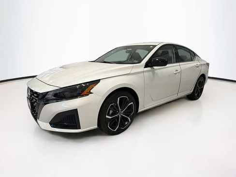 Used 2024 Nissan Altima 2.5 SR AWD/4WD image 3