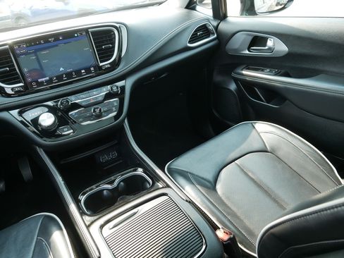 Used 2025 Chrysler Pacifica Limited FWD image 11