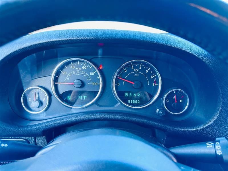 Used 2012 Jeep Wrangler Unlimited Rubicon w/ Max Tow Pkg AWD/4WD image 27
