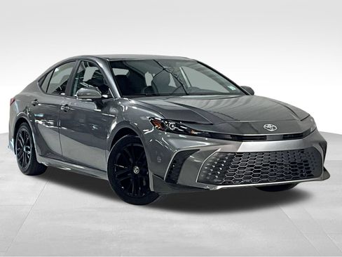 Used 2026 Toyota Camry SE FWD image 1