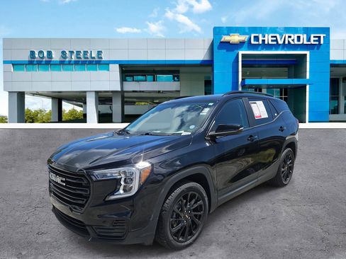 Used 2023 GMC Terrain SLE w/ Driver Convenience Package FWD image 3