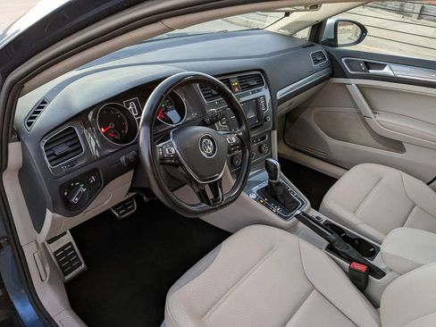 Used 2017 Volkswagen Golf Alltrack image 8