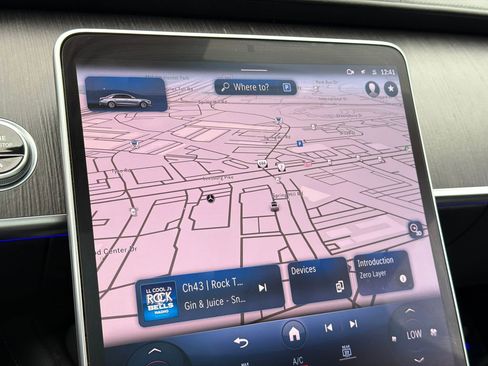 Used 2022 Mercedes-Benz S 580 4MATIC Sedan w/ AMG Line Package image 16