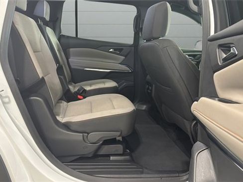 Used 2025 Chevrolet Traverse LT image 23
