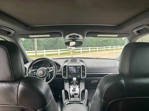 Used 2017 Porsche Cayenne AWD/4WD image 38