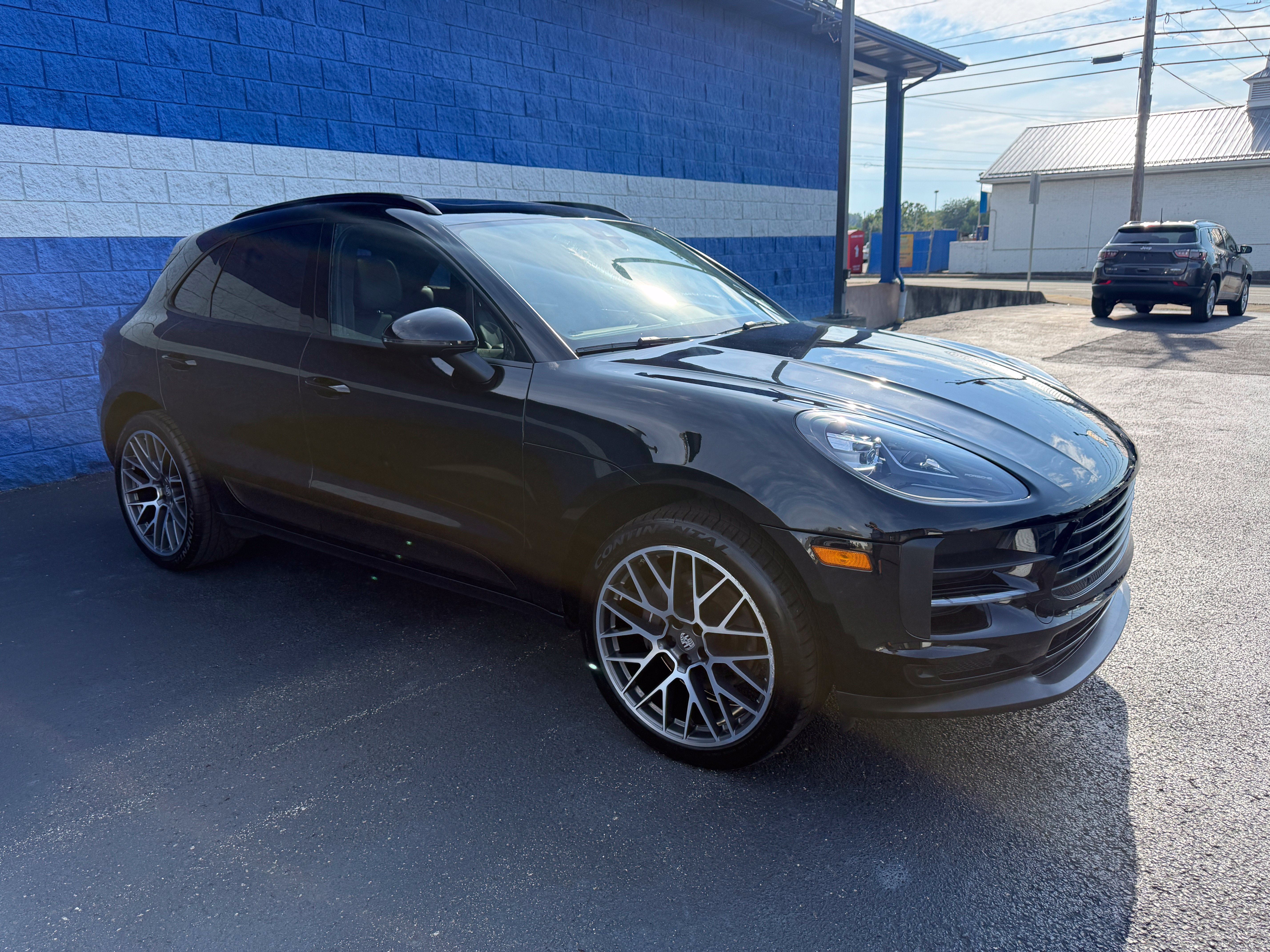 Used 2020 Porsche Macan AWD/4WD image 3
