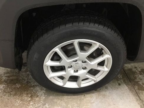 Used 2020 Jeep Renegade Latitude w/ Cold Weather Group AWD/4WD image 4